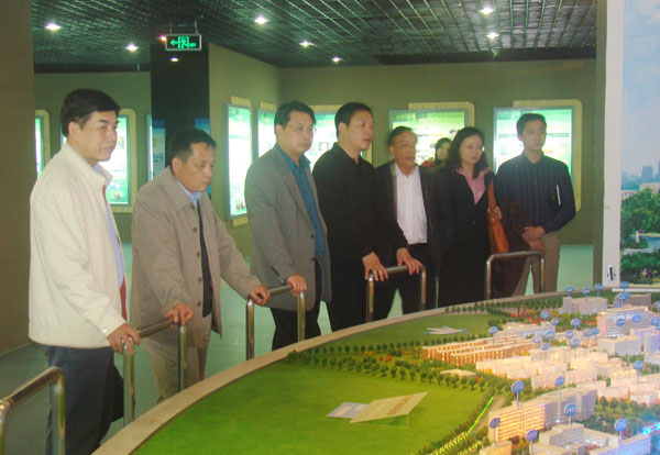 实地考察广西大学校史馆。