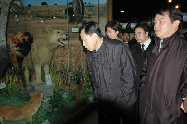 刘宝利副司长一行在参观生物多样性标本馆