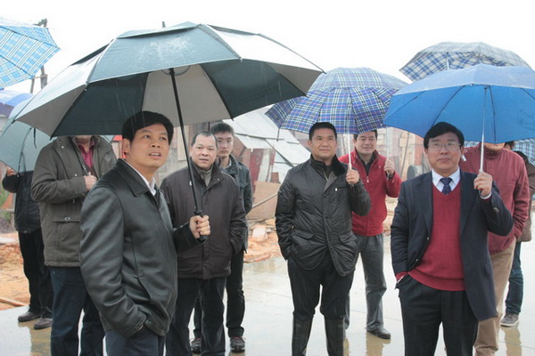 桂林市副市长巫家世(左一)视察我校附属外国语学校新校区