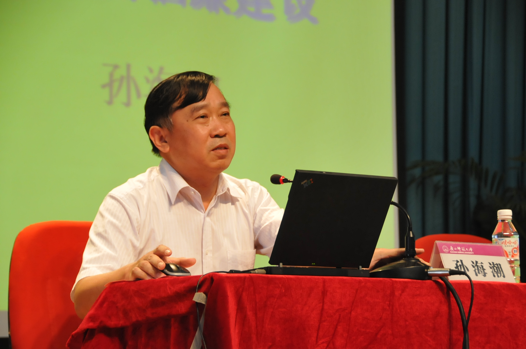 自治区高校工委副书记、纪工委书记孙海潮为我校做反腐倡廉建设专题报告(大学生记者团 魏冬雨 摄)