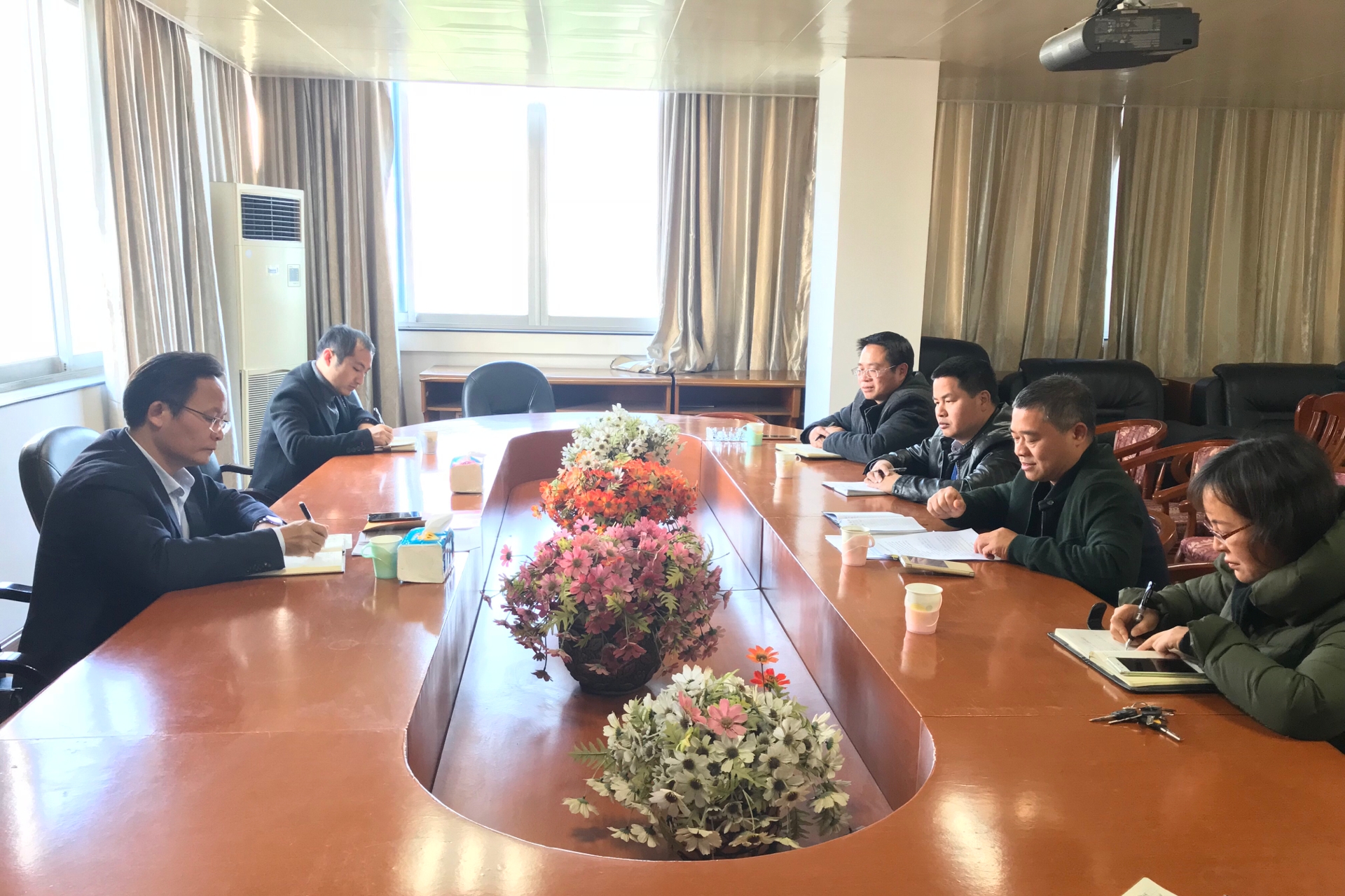 座谈会现场照片.png