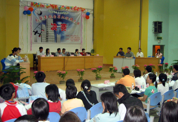 参赛选手在接收“考官”提问。