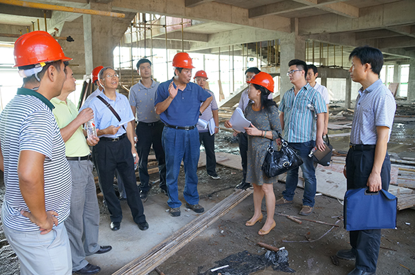 在雁山校区图书馆新馆建设现场办公会上，副校长陈洪江指导有关工作开展（档案馆 刘朝文 供图）