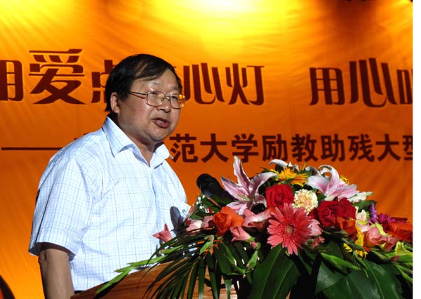 桂林市人大常委会副主任鲁圣发致辞。(赵家志／摄)