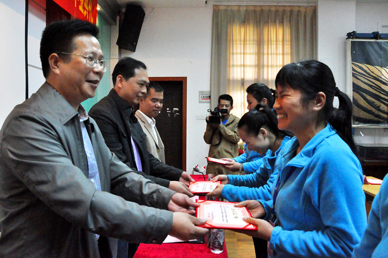 副校长覃卫国参加毕业典礼为学员颁发结业证书