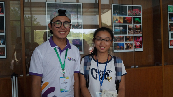 与志愿者徐晨辉合影