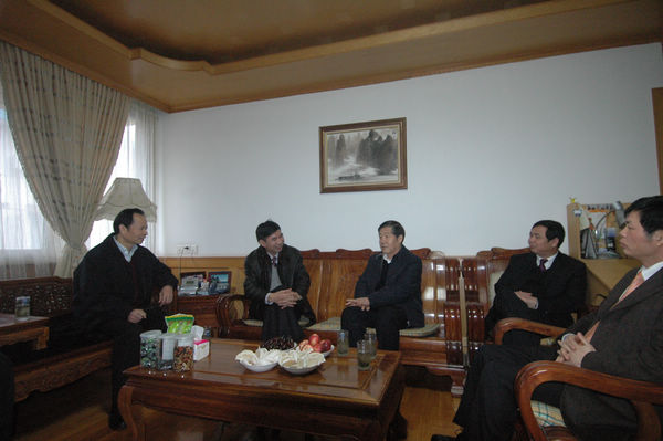 马主席与梁宏教授亲切交谈