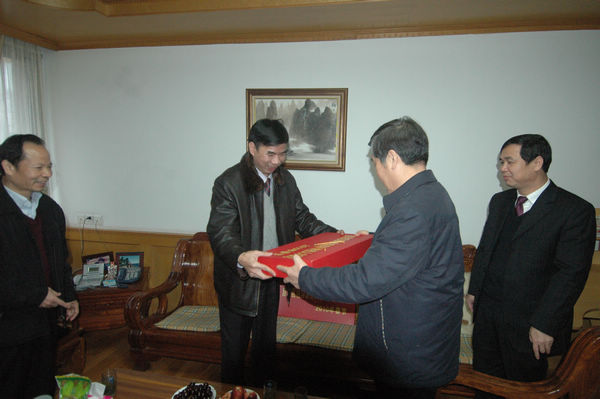 马主席代表自治区党委政府送上慰问品