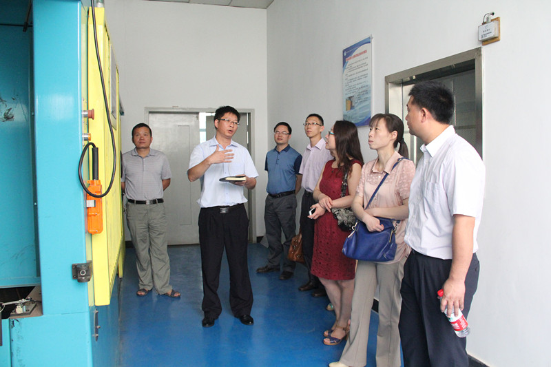 参观国家橡胶质检中心
