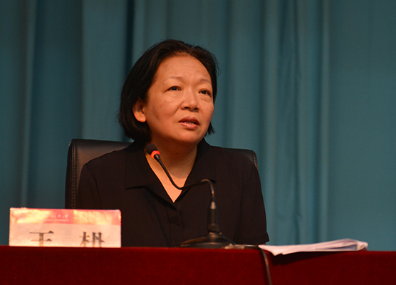 校党委书记王枬向与会教代会代表进行校情通报（宣传部 王董/摄）