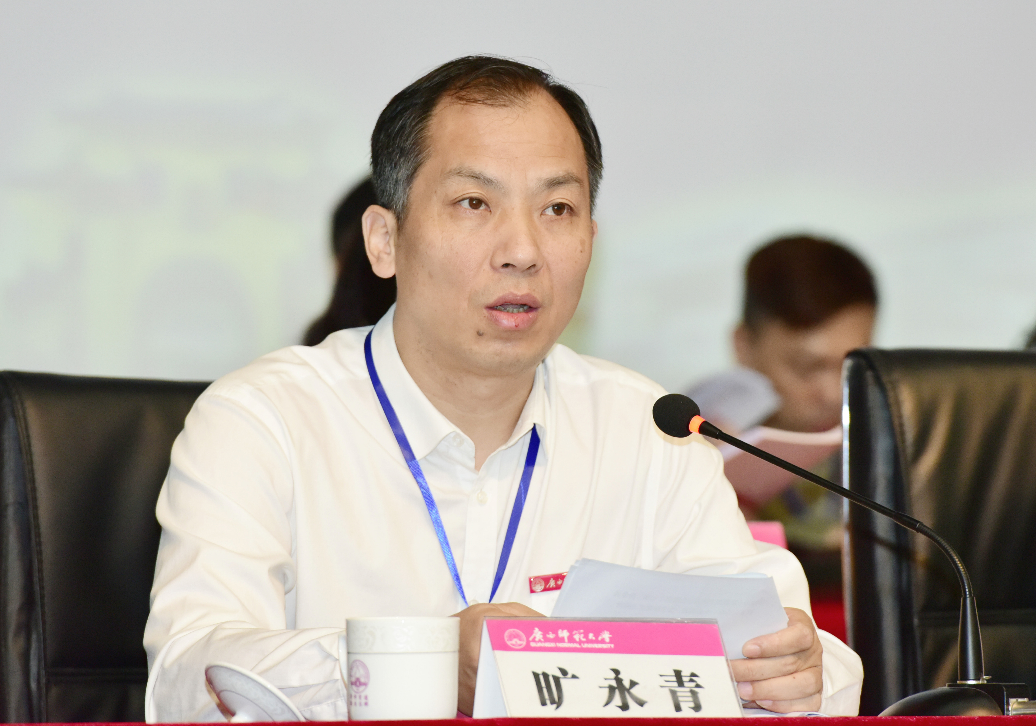 矿永青副书记主持上午会议.jpg