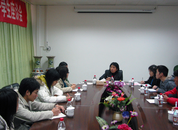宋亚菲教授与学生代表座谈。