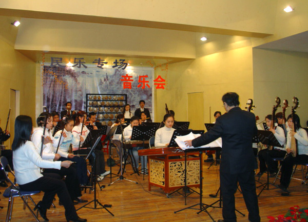 民乐团演奏会。