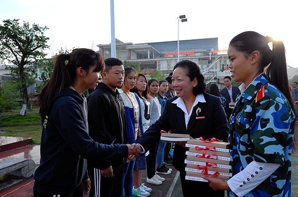 王枬书记为与学校同天生日的学生送上师大的礼物和祝福（大学生通讯社 陈佳琳/摄）