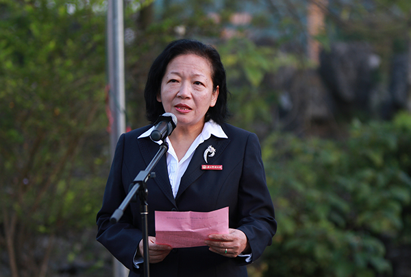 校党委书记王枬在雁山校区校庆日升国旗仪式上致辞（大学生通讯社 蓝于非/摄）