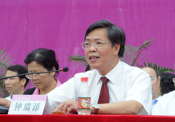 钟瑞添副校长主持开学典礼。