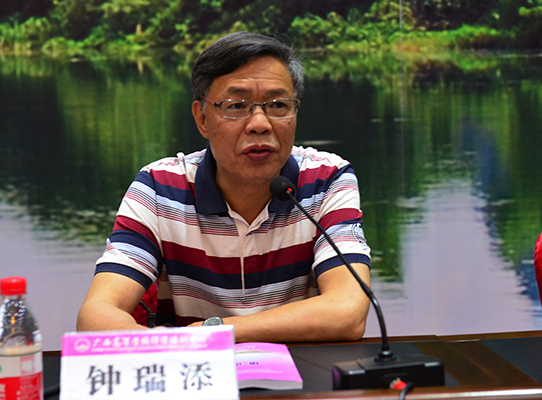 我校副校长、广西高等学校师资培训中心主任钟瑞添致欢迎词