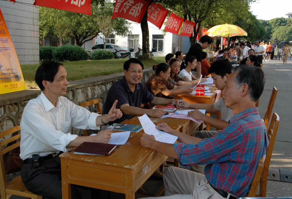 退休老教师到党办现场办公地点进行咨询。