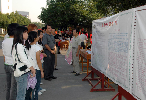 校党委书记陈大克到党政机关和管理职能部门举行的现场联合办公地点与师生面对面交流沟通。