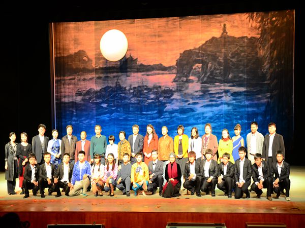 全体演员与领导合影 （卢冠光 摄）