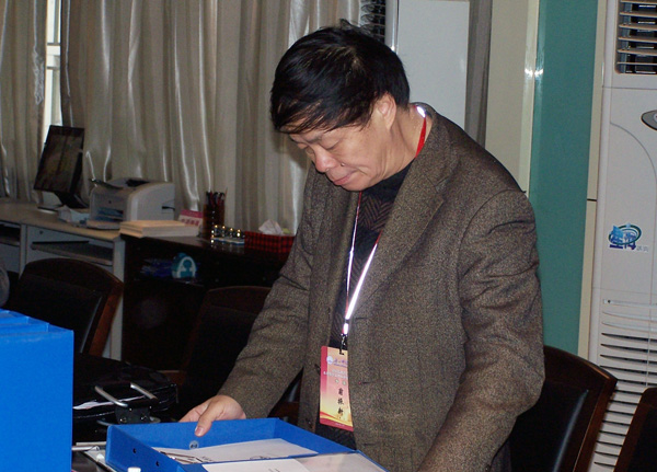 评估专家在审阅材料。