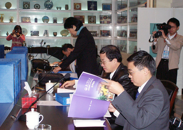 评估专家在审阅材料。