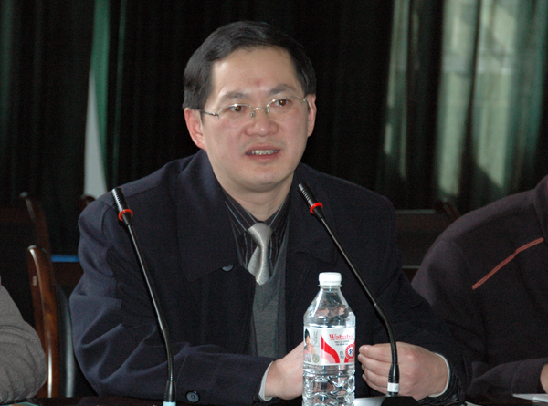 校党委副书记唐仁郭在会上讲话。