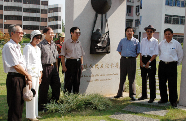 我校领导与到访的客人在中越友好纪念碑前合影。