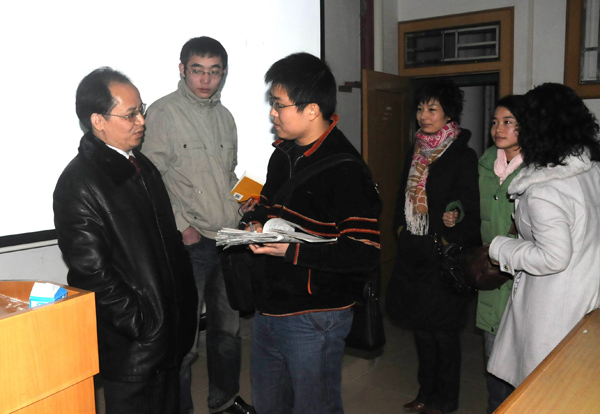 会后，报告人陈雄章教授（左一）与青年教师亲切交流。