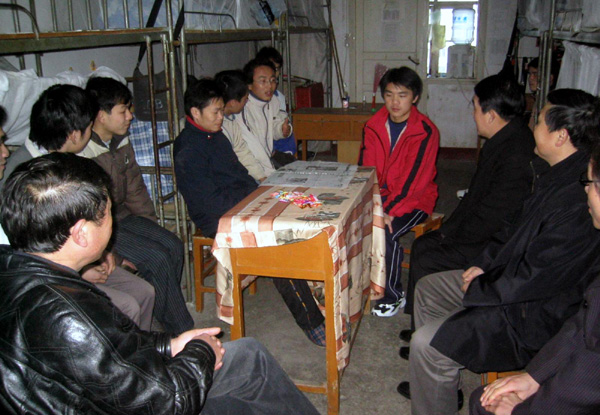 大年初一上午，校党委副书记张鹏一行赴学生宿舍看望留校过年学生。（所有图片均由学工部伍力提供）