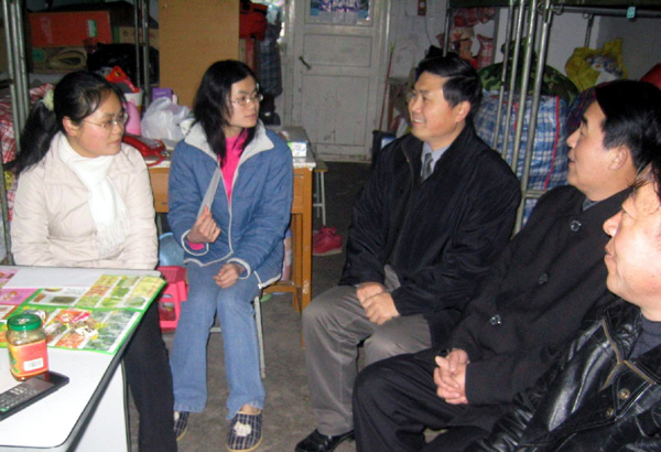 张鹏副书记一行前往学生宿舍2舍看望留校学生。