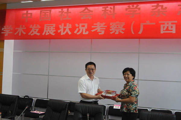 王枬书记（右）代表学校向高翔一行赠送纪念品