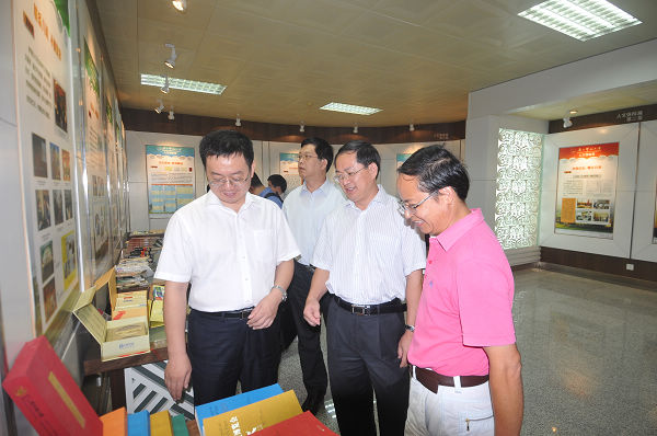 高翔一行在唐仁郭副书记和广西文科中心负责人陪同下参观人文强桂展厅