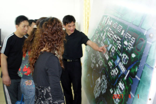 观看雁山校区规划图。