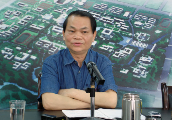 蓝常周副校长介绍雁山校区建设情况。