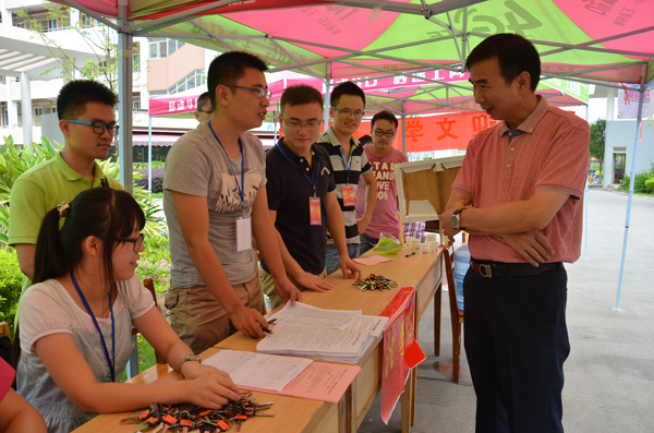 梁宏校长询问新生报到情况