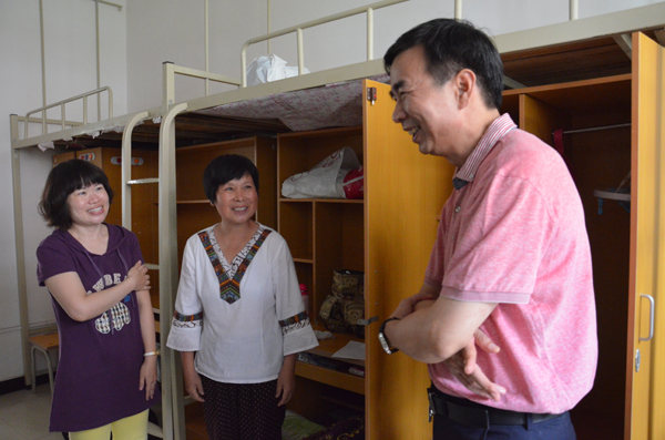 梁宏校长去宿舍看望新生