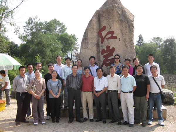 人事处党支部与莲花镇政府机关党支部参观红岩村后合影