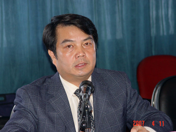 校党委书记陈大克讲话。