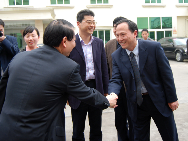 李禹阶教授（右一）抵达宾馆。