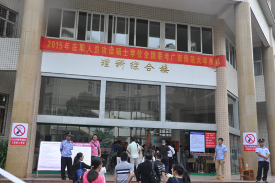 考生有序进入考场