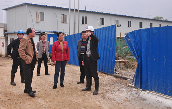 听取“相思江•奥林苑”商品房建设项目负责人汇报