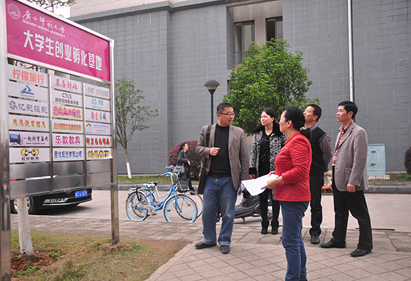 王书记听取学工部相关负责人对大学生孵化基地介绍