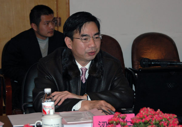 校长梁宏汇报申报工作。