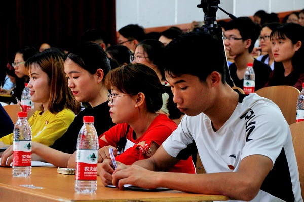 同学在认真记笔记.JPG