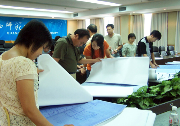 图为专家们正在查看图纸。