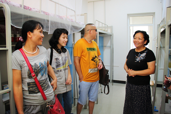 王枬书记进宿舍慰问新生( 谢宁 摄）