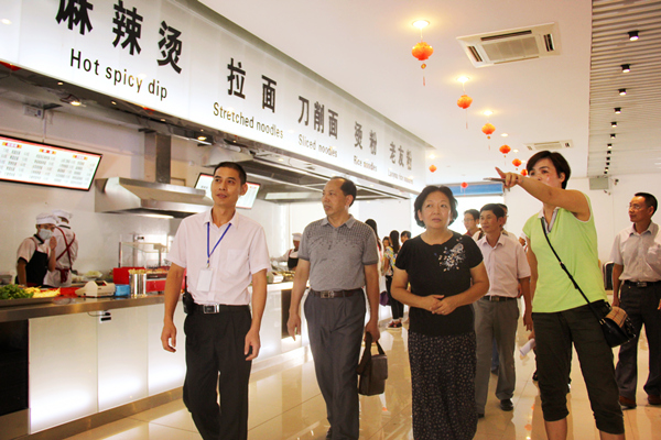 王枬书记一行视察食堂( 谢小龙 摄）