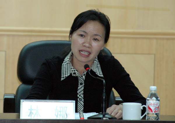 校党委副书记林娜主持报告会。