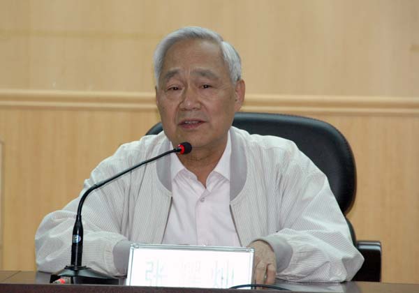 张耀灿教授正在做报告。